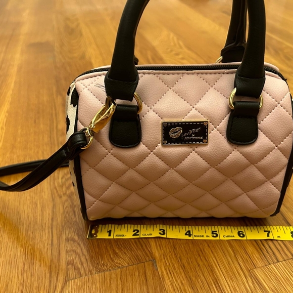 Luv Betsy by Betsy John - Picture 3 of 9